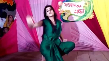 একটি বড় চুদা চুদী মোরগ দিয়ে গায়কের গলা প্রসারিত - ডনির অফিস